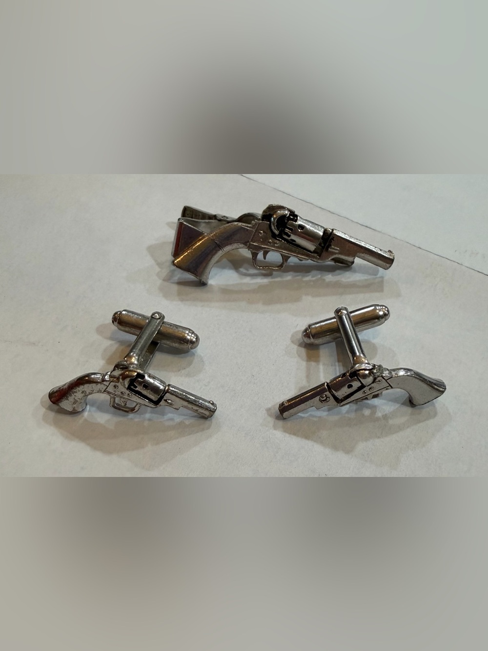 Vintage Anson Western Revolver Cufflinks Tie Clip Set Mid Century Silver Tone